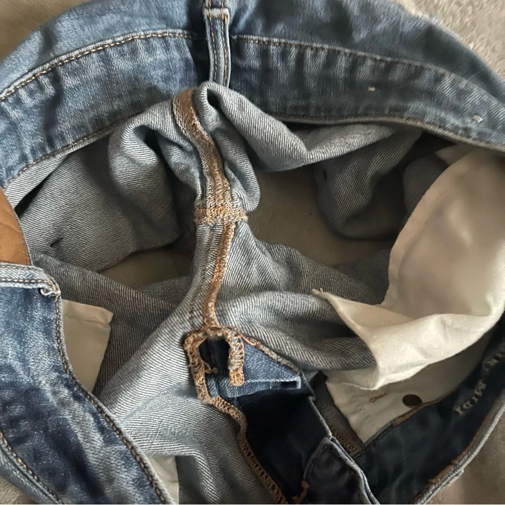 American Eagle Woman’s Tomgirl MIDI Distressed Medium Blue Denim Shorts Sz 8 - Picture 13 of 14